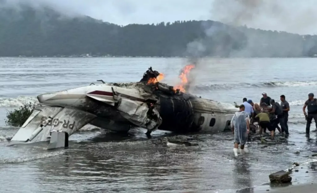 Jatinho atravessa a pista e explode na praia; piloto morreu