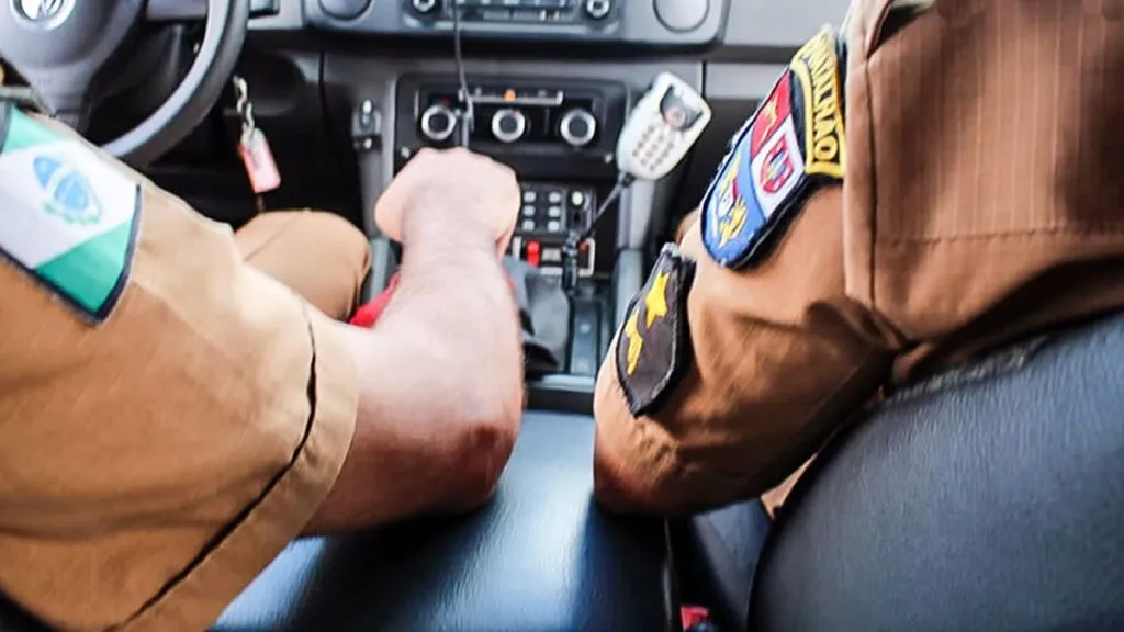 Rapaz ataca a mãe com golpes de faca, sai à rua e agride mulheres que iam para o trabalho 1 bdfhng