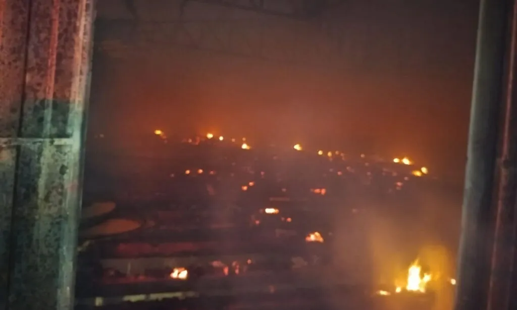 Fato ocorreu na madrugada desta quinta-feira, os bombeiros foram acionados e ao chegar ao local constataram que o salão estava tomado pelas chamas