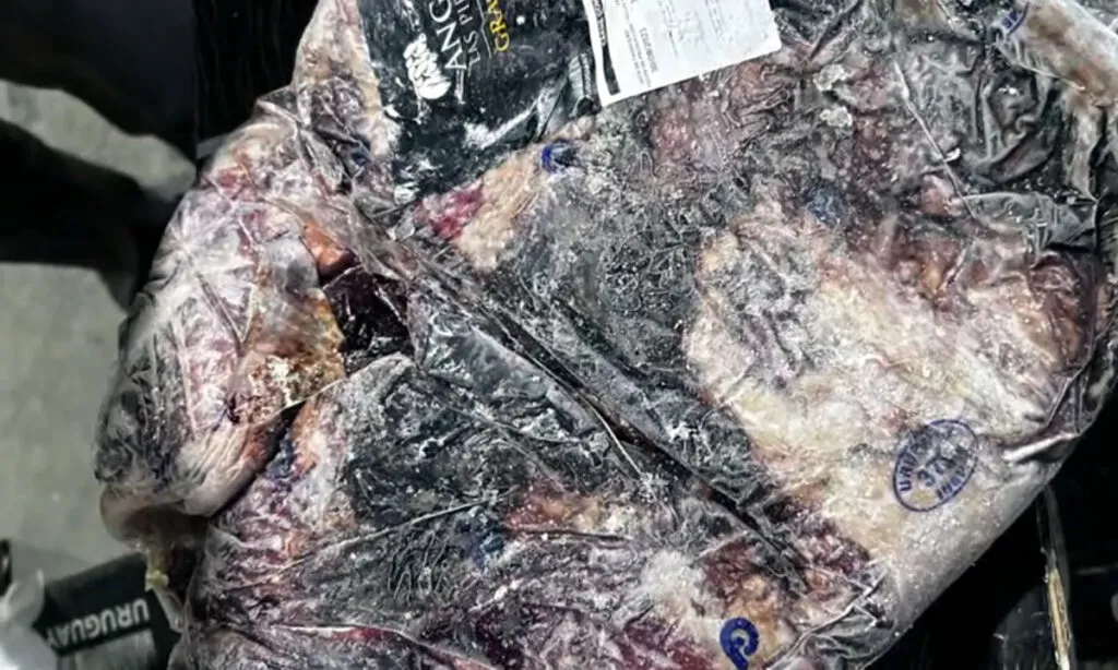 Segundo a polícia a Tem Di Tudo Salvados, arrematou 800 toneladas de carne estragada de um frigorífico de Porto Alegre alegando que faria ração animal