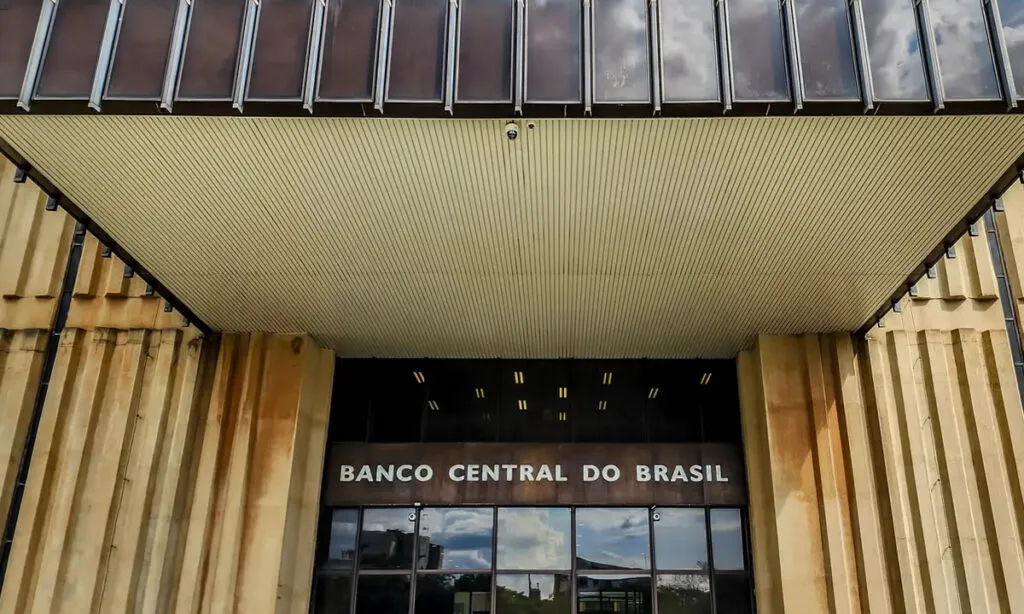 O Copom manteve a perspectiva de aumento da taxa básica de juros brasileira. Na última reunião, a alta foi de 1 ponto percentual e, na anterior, de 0,5 ponto