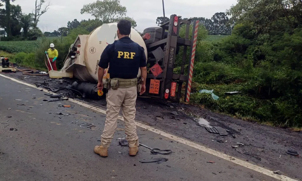 Acidente envolveu um caminhão carregado com cimento e um caminhão tanque carregado com combustível. Os motoristas morreram no local