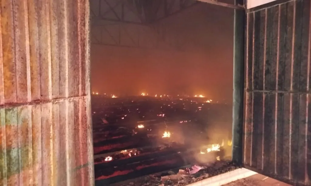 Fato ocorreu na madrugada desta quinta-feira, os bombeiros foram acionados e ao chegar ao local constataram que o salão estava tomado pelas chamas