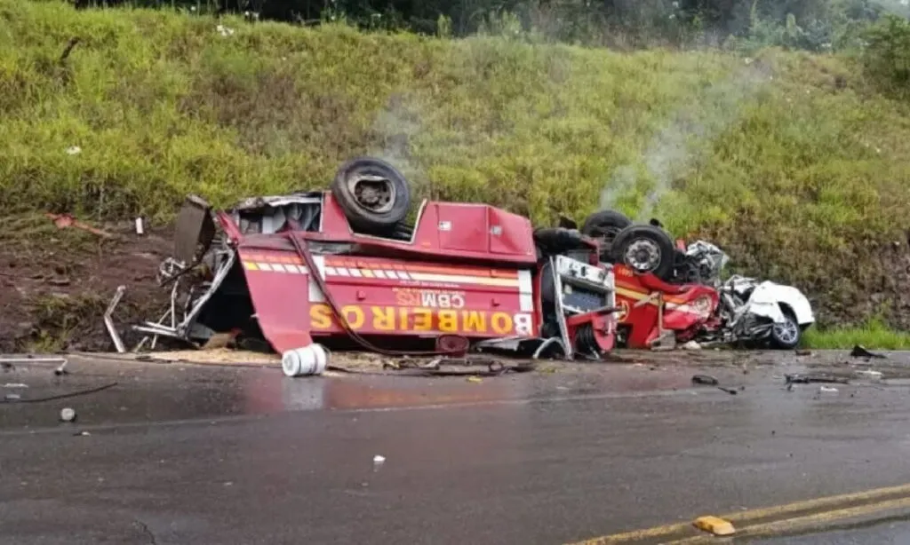 Morte de bombeiros na rota do sol ocorreu após caminhão da corporação capotar e colidir contra carro no Rio Grande do Sul