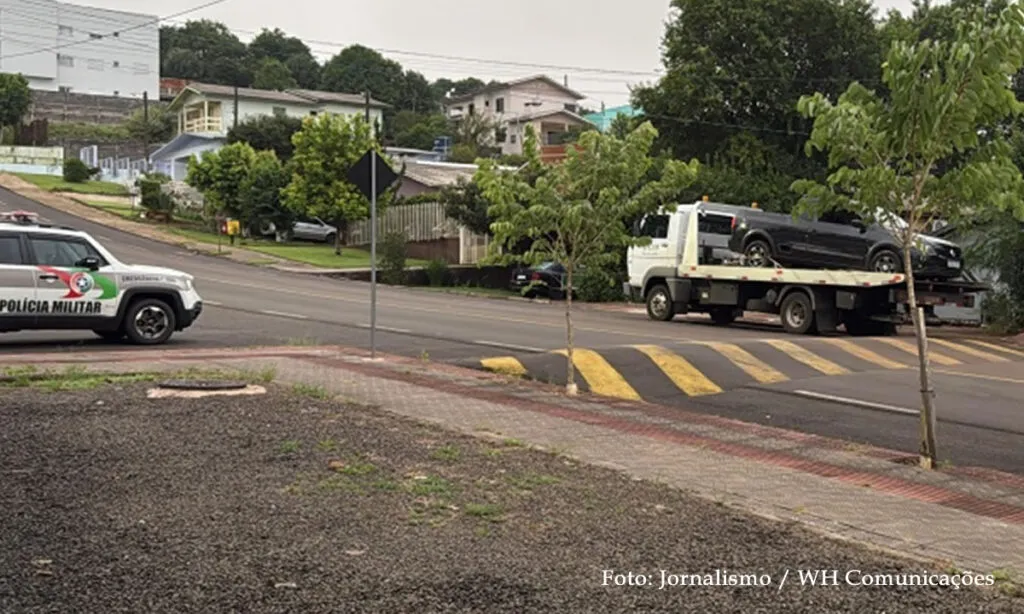 Segundo a PM após a abordagem foi constatado que o jovem estava embriagado e de posse de uma porção maconha