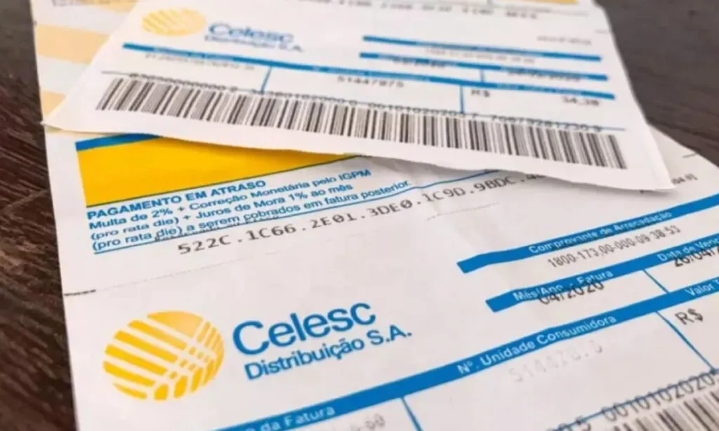 Quase meio milhão de clientes ficaram sem receber as faturas após mudança no sistema comercial da Celesc. 140 mil pessoas ainda estão sendo afetadas pela mudança