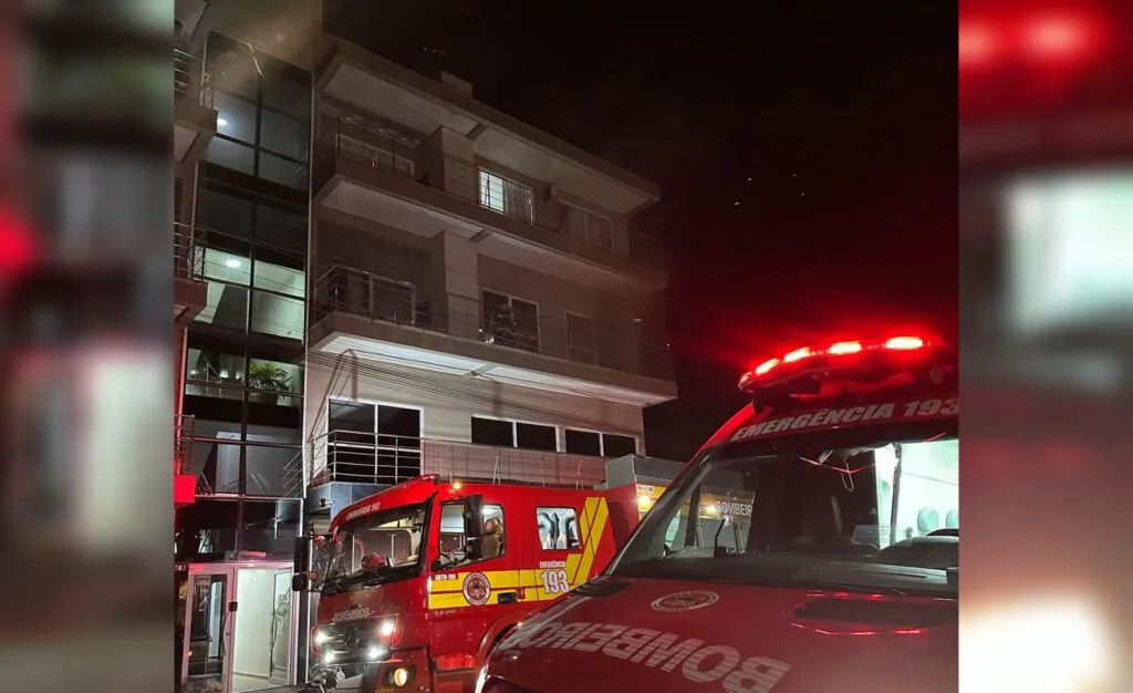 O princípio de incêndio ocorreu em um colchão em um dos quartos do apartamento, na madrugada deste domingo 