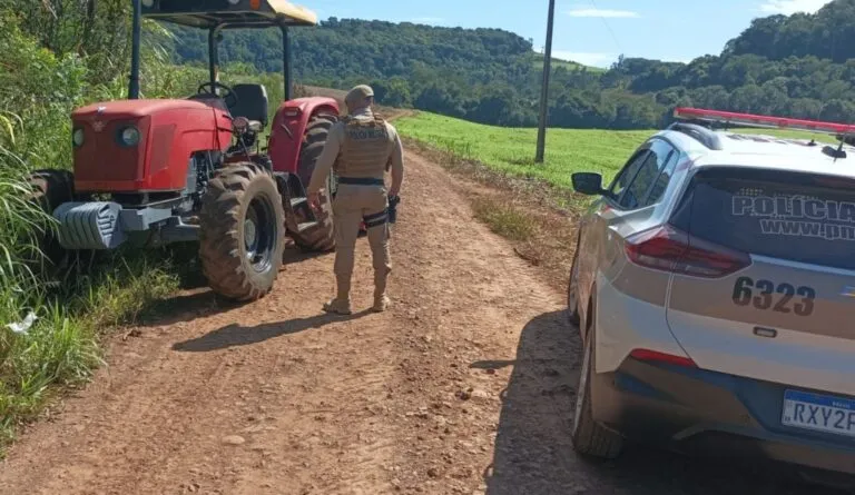 PM de Dionísio Cerqueira recupera trator furtado em São Miguel do Oeste