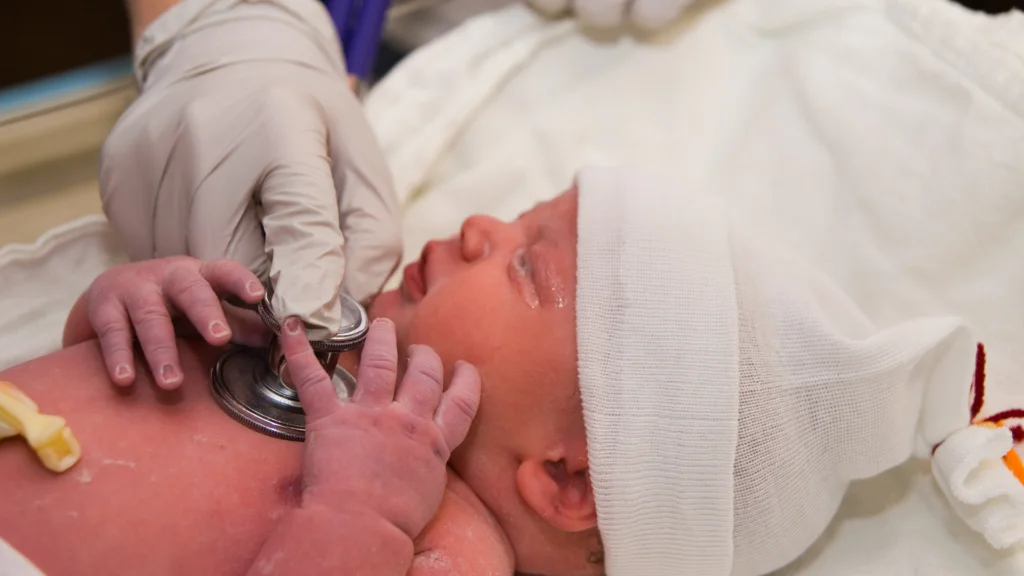 Santa Catarina torna obrigatório o Teste do Olhinho em recém-nascidos para detectar retinoblastoma. Exame deve ser feito nas primeiras 72h e repetido até os 3 anos.