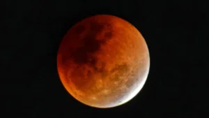 Eclipse lunar total de março de 2025; um espetáculo celestial imperdível