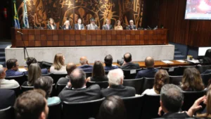 Assembleia Legislativa do Paraná debate liberdade de expressão e democracia