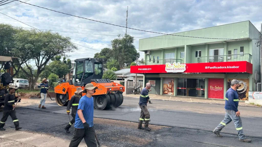 Prefeito Jorge Santin e lideranças municipais acompanham revitalização da Avenida Paraná e destacam novos investimentos