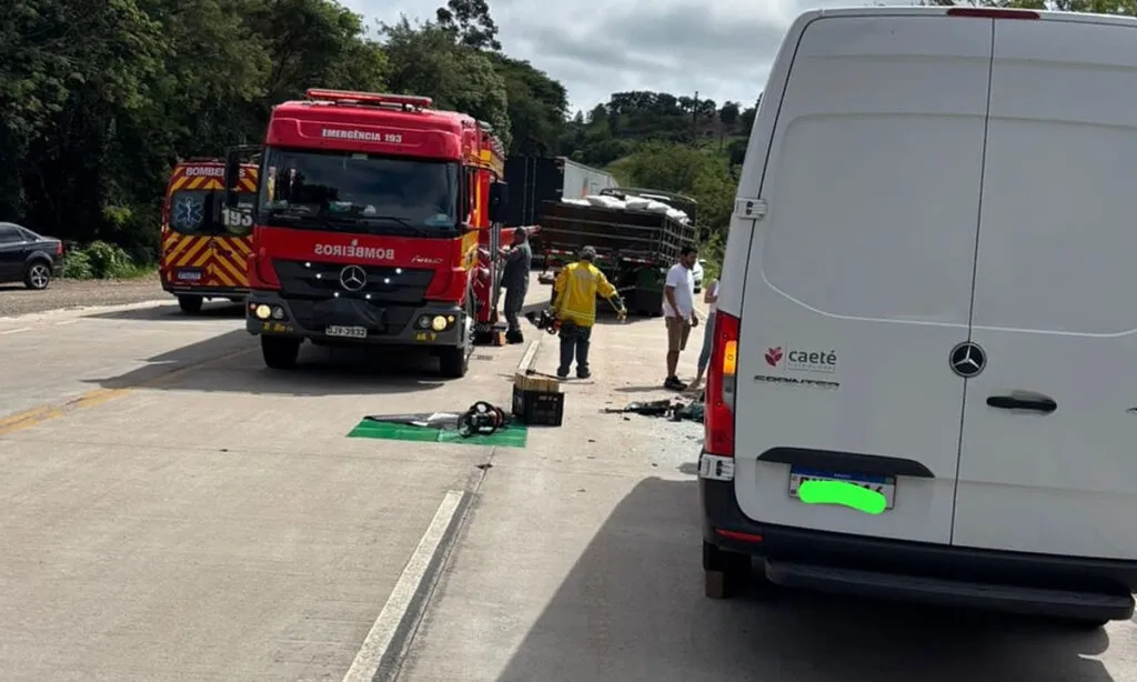 Acidente aconteceu na manhã desta quarta-feira. O motorista da van chegou a ficar preso às ferragens