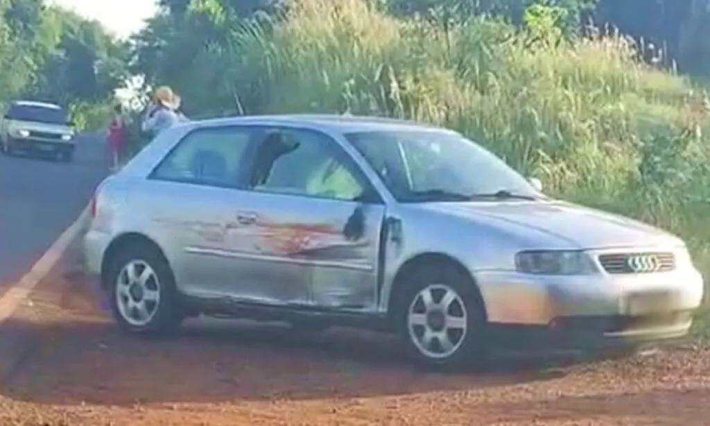 O casal estava em uma motocicleta que colidiu em um veículo cujo condutor fugiu do local logo após o acidente