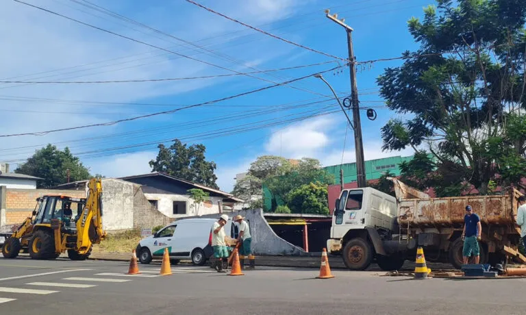 Mais de 48 horas depois, equipes continuam trabalhando para consertar vazamento oculto na rede da Casan