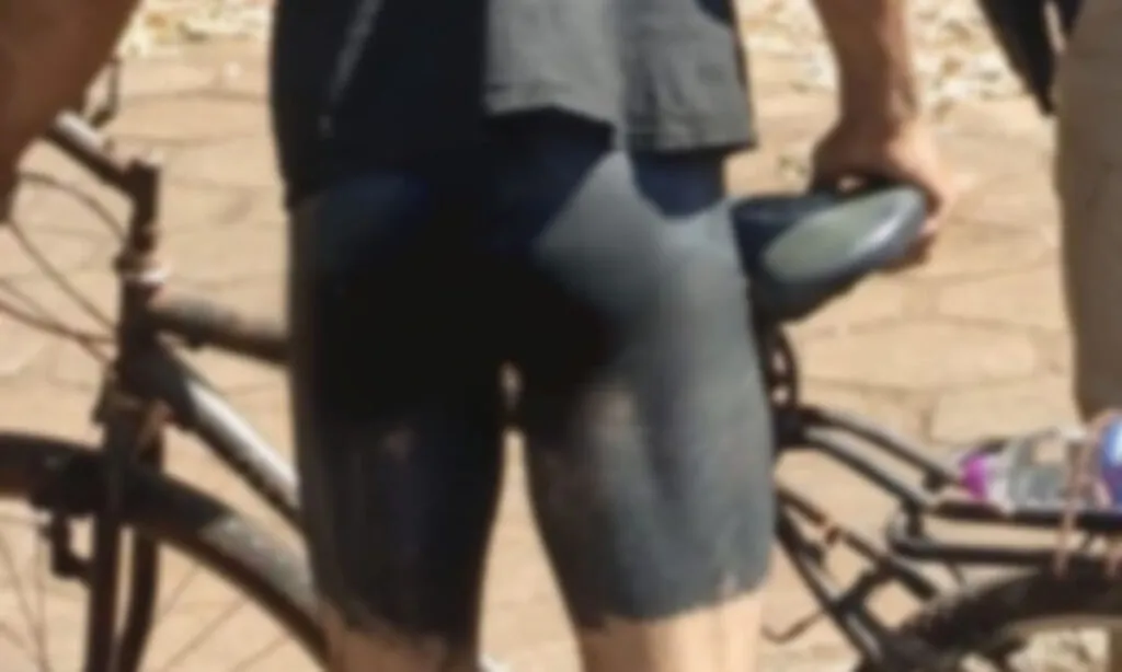 O ciclista estava apenas com uma camisa preta e as partes íntimas cobertas por tinta preta