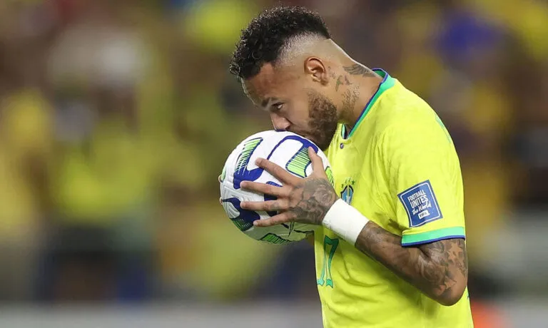 Neymar volta a ser convocado para a Seleção Brasileira