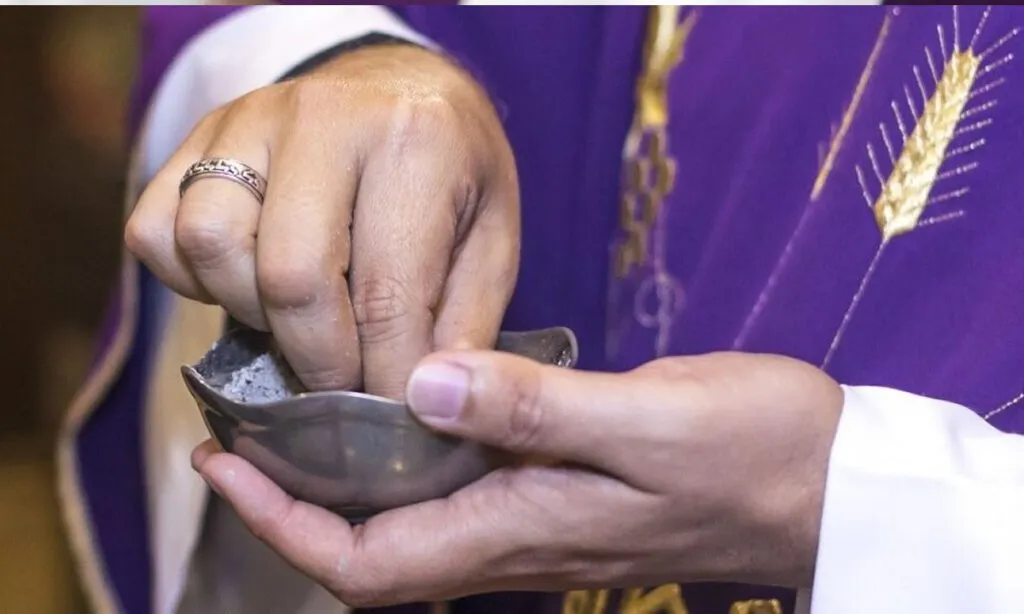 Rito da imposição das Cinzas marca início da quaresma na Igreja Católica 1 RITO DAS CINZAS