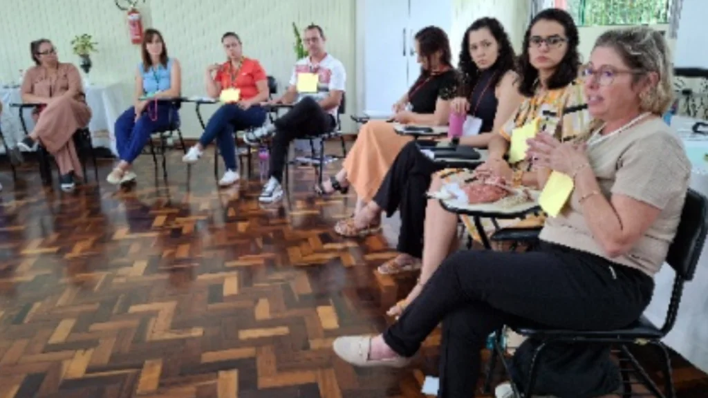 Professores de sete municípios do Extremo Oeste participam de capacitação do Projeto Escola Restaurativa para prevenir conflitos e fortalecer o diálogo nas escolas.