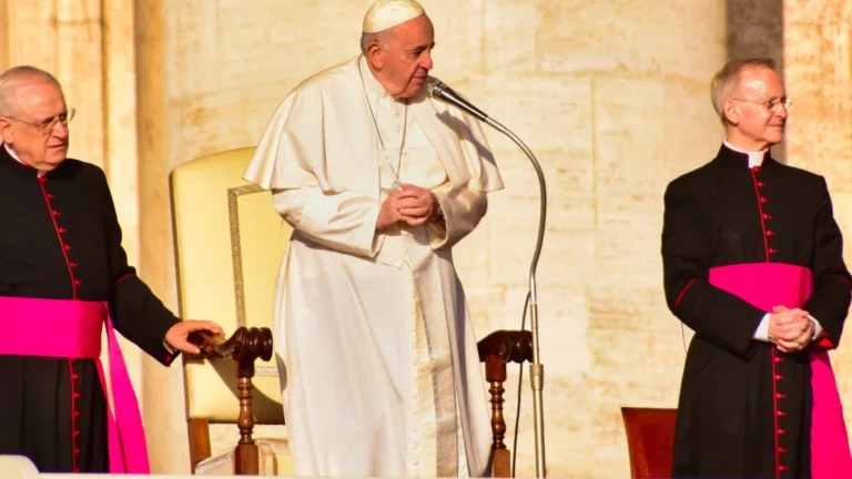 Papa Francisco recebe alta após mais de 1 mês internado em Roma