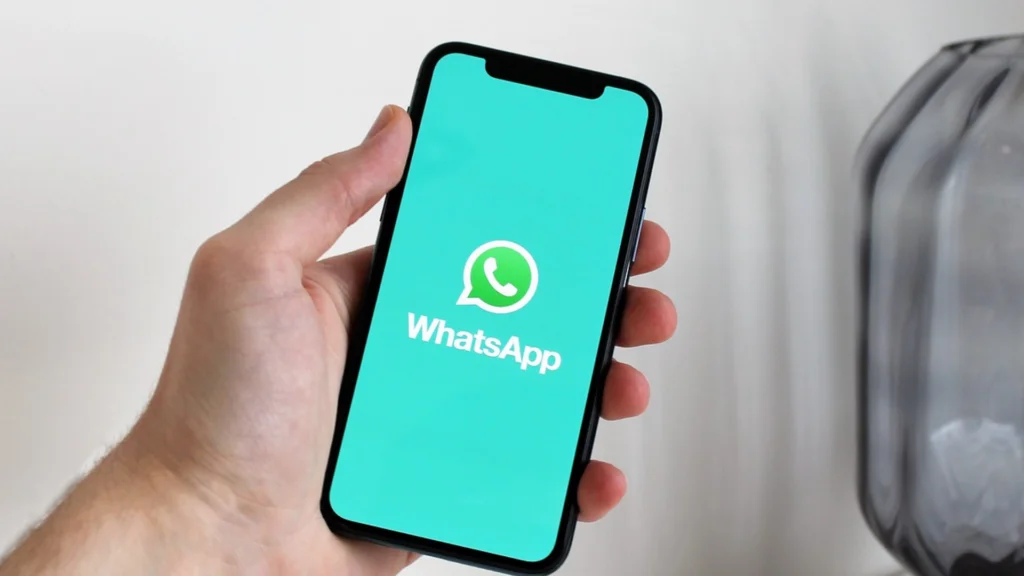 WhatsApp testa reações com emojis em videochamadas e recurso de levantar a mão. Descubra como essas novidades podem tornar suas chamadas mais interativas