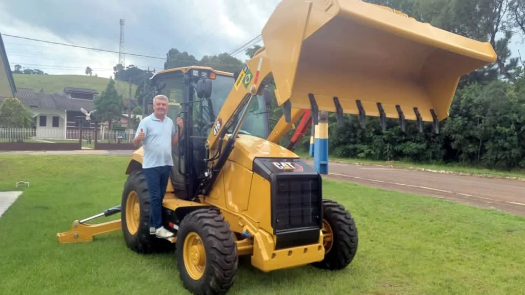 Bom Jesus do Sul recebe nova retroescavadeira