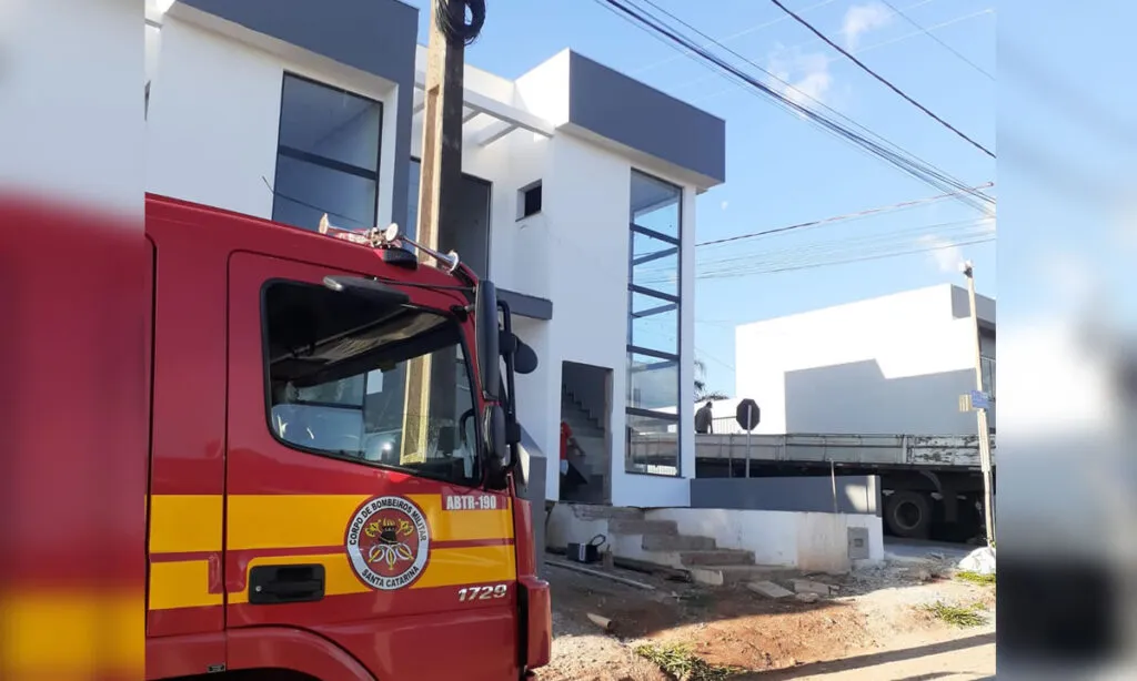 O trabalhador foi resgatado pelas equipes do Corpo de Bombeiros e Samu, na tarde de sábado, no Loteamento Alberto Silvestre