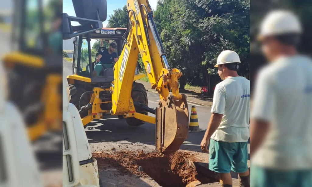 Equipes da Casan continuam trabalhando no intuito de localizar o ponto exato e assim consertar o vazamento na rede 