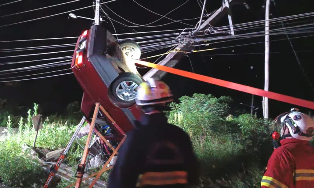 O motorista perdeu o controle do veículo, bateu violentamente contra um poste e ficou praticamente “em pé” às margens da rodovia