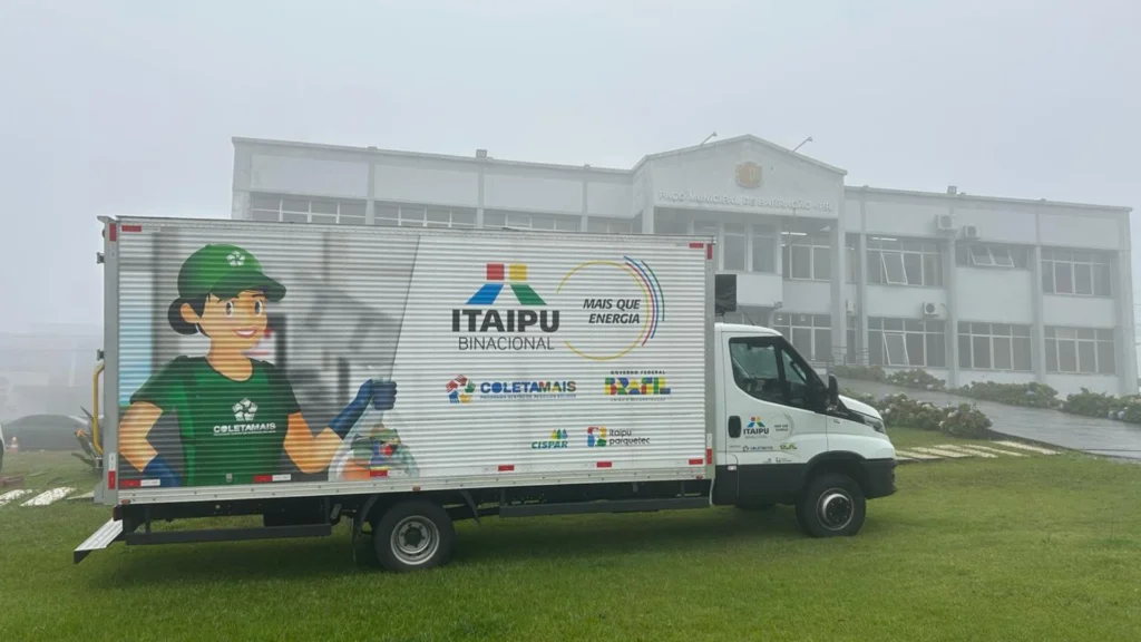 Através do Programa Coleta Mais, a Itaipu Binacional realizou a aquisição de 50 caminhões, sendo um deles destinado ao município de Barracão