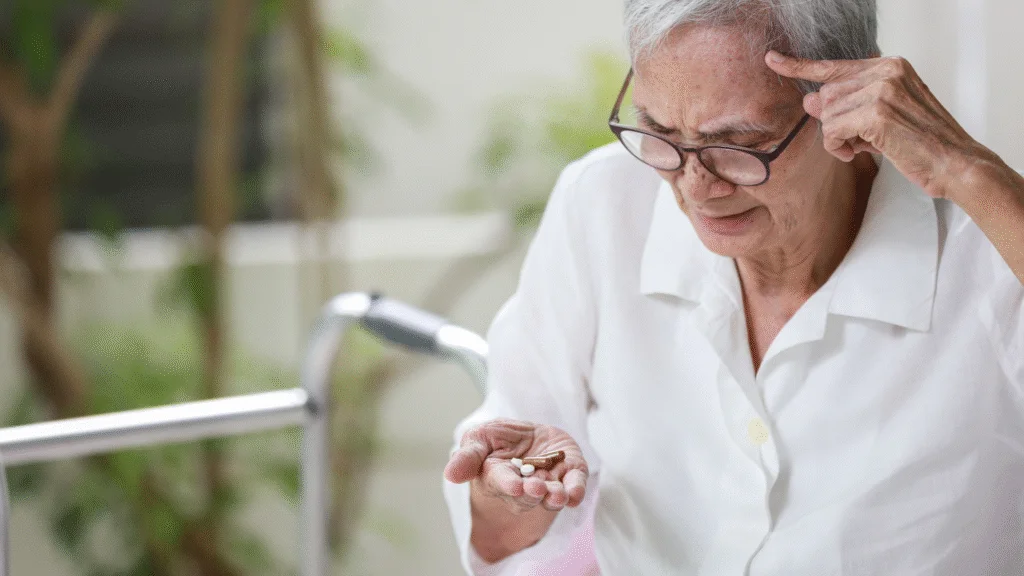 Aprovado pela Anvisa, o Kisunla é o primeiro medicamento autorizado no Brasil com ação direta sobre as causas do Alzheimer. Desenvolvido pela Eli Lilly, o remédio mostrou capacidade de retardar a progressão da doença em pacientes com sintomas leves