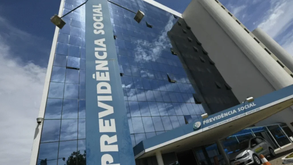 O Instituto Nacional do Seguro Social (INSS) determinou nesta terça-feira (29) a suspensão imediata e por tempo indeterminado de todos os acordos com entidades associativas que realizavam descontos mensais nas folhas de pagamento de aposentados e pensionistas.
