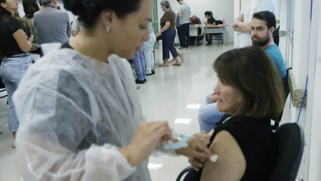 A meta do Ministério da Saúde é imunizar 90% do grupo prioritário, que soma 4,9 milhões de pessoas no Paraná