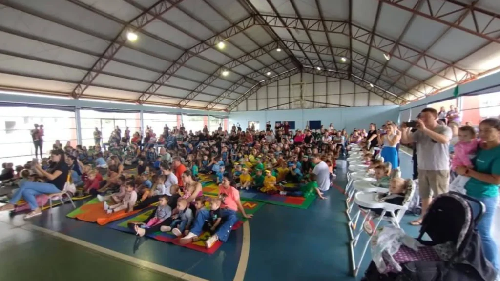 Evento Manhã Cultural promovido pelo Centro Municipal de Educação Infantil reuniu turmas da educação infantil em apresentações artísticas que emocionaram o público