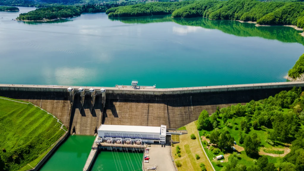 A hidrelétrica de Itaipu registrou superávit de US$ 680,3 milhões em 2024 e manteve a tarifa sem reajustes. Saiba como a gestão transparente e os investimentos socioambientais impactam diretamente o consumidor