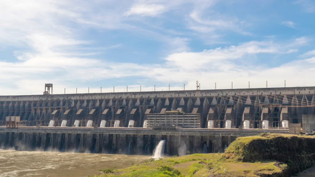 A Itaipu Binacional, uma das maiores hidrelétricas do mundo, finalizou o ano de 2024 com um saldo financeiro altamente positivo, reafirmando seu papel como pilar energético e símbolo de administração responsável no cenário sul-americano.