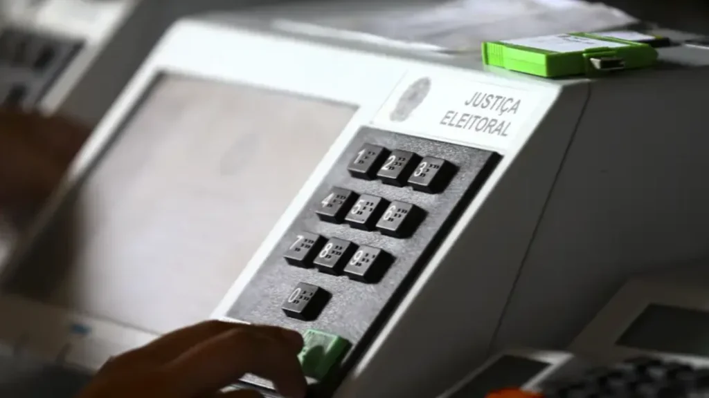 Projeto de lei propõe prisão e multa para eleitores que levarem celulares ou filmadoras à cabine de votação, visando proteger o sigilo do voto