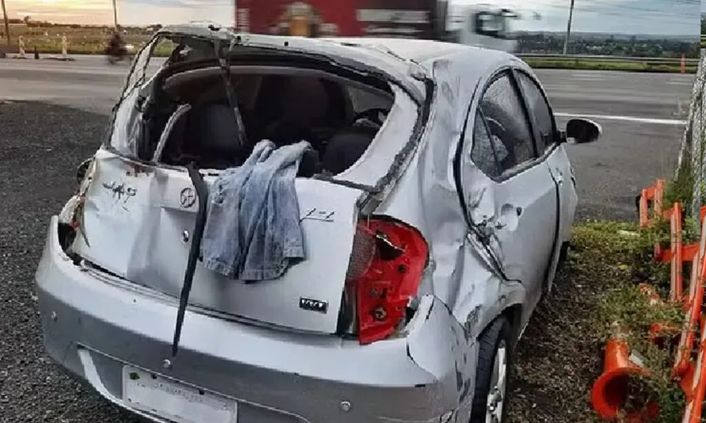 O motorista que capotou ficou desacordado e, quando despertou, fugiu com o carro do homem que parou para ajudá-lo