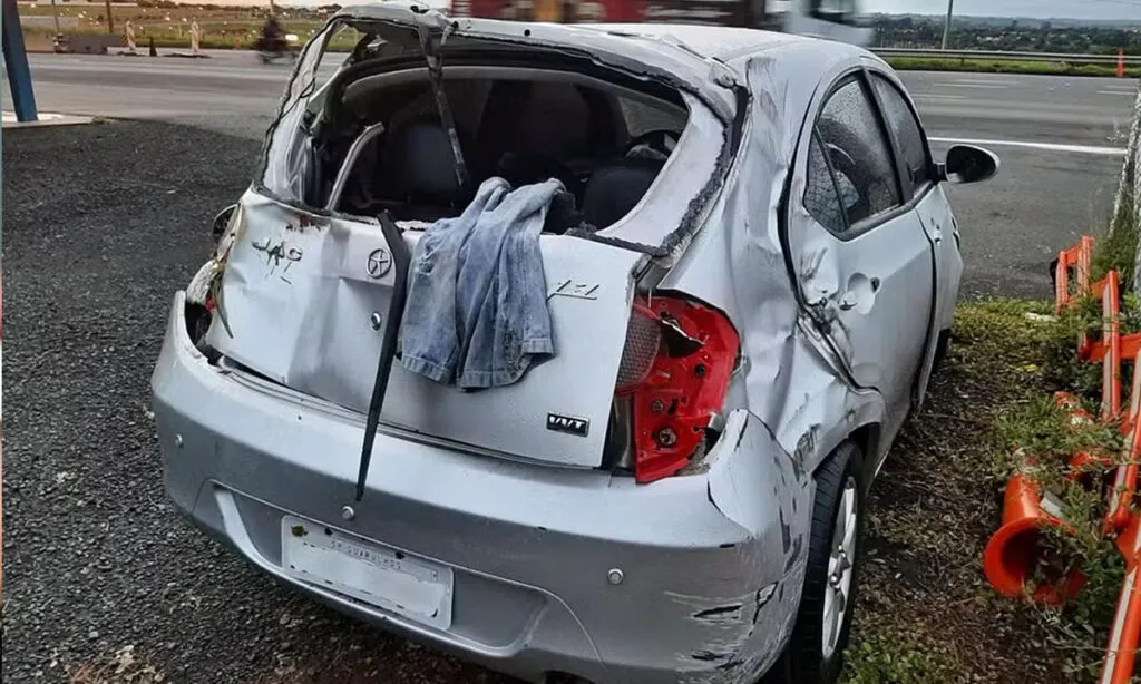 O motorista que capotou ficou desacordado e, quando despertou, fugiu com o carro do homem que parou para ajudá-lo