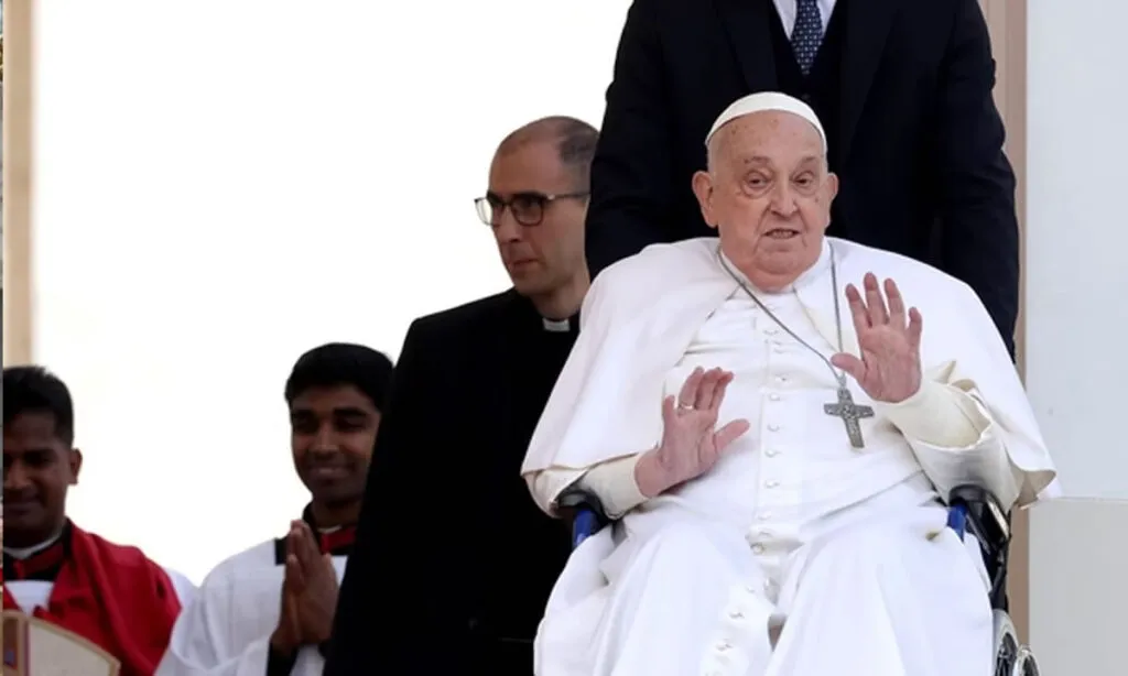Ainda com aparência frágil, mas sem o auxílio de oxigênio para respirar, o Papa Francisco mostrou que já conseguiu recuperar um pouco a força da voz ao saudar os fiéis