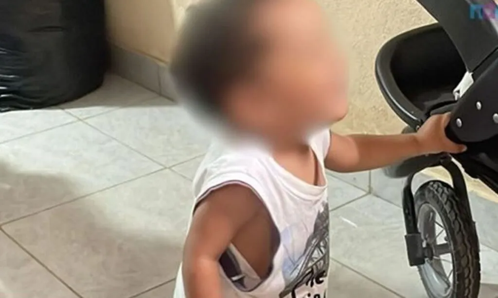 A suspeita é de que o menino tenha sido agredido pela mãe e o padrasto, e possa ter sofrido abusos sexuais