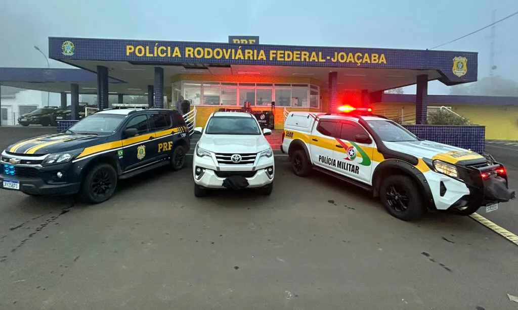 Operação foi realizada na SC-150 em Joaçaba na madrugada deste domingo. carga e veículos foram avaliados em cerca de R$ 1,5 milhão