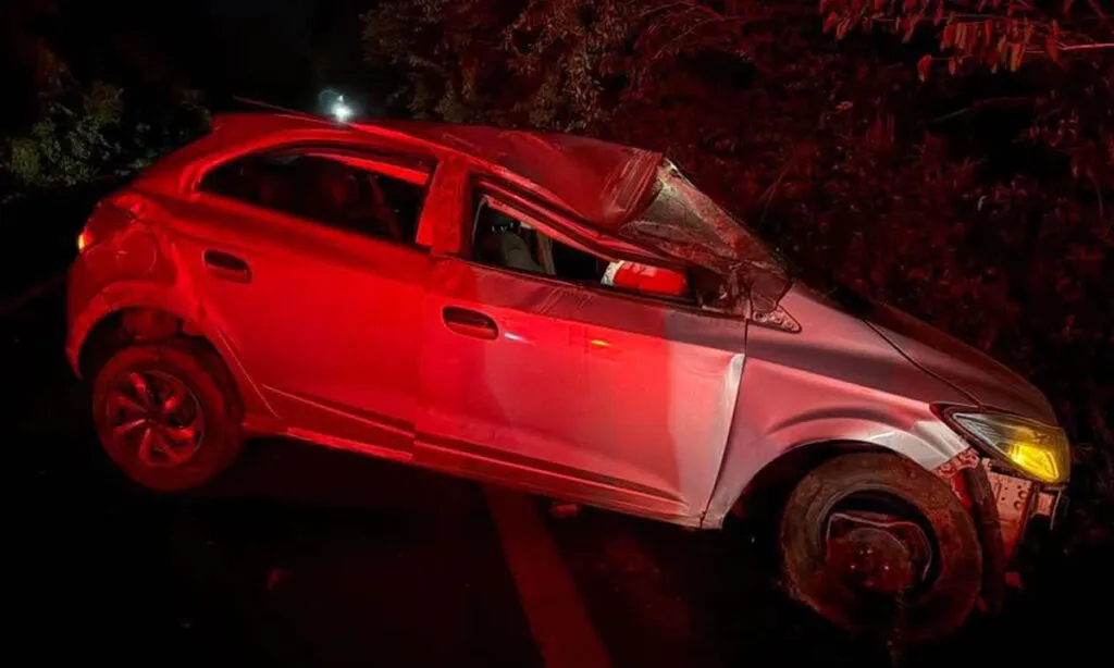 O acidente envolvendo um carro de passeio e um caminhão ocorreu na noite de terça-feira. Drogas estavam sob uma lona na carroceria do caminhão