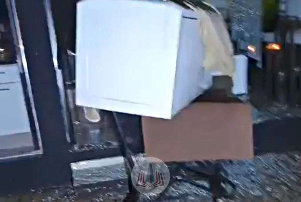 A ação dos ladrões foi registrada na madrugada desta segunda-feira, em uma loja de móveis da rua São Paulo