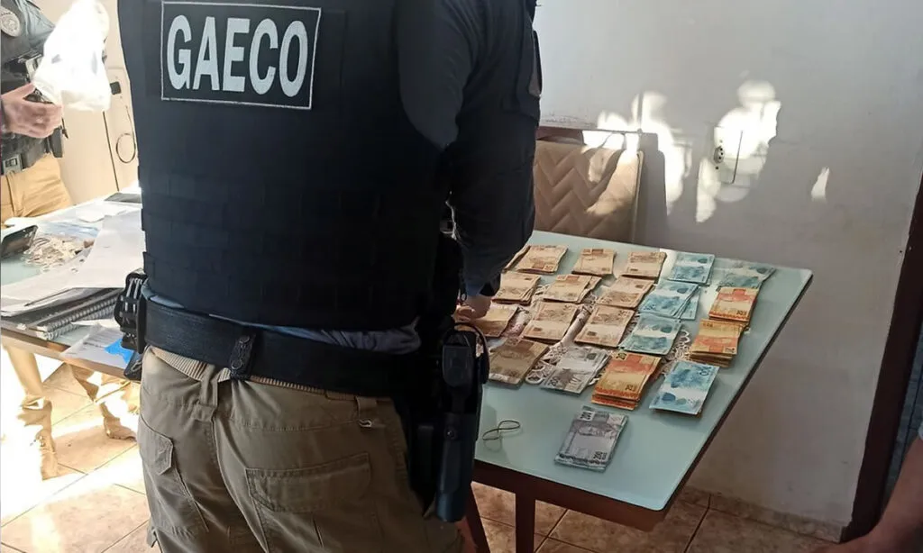 Os mandados de busca e apreensão foram cumpridos em Dionísio Cerqueira e Barracão. Na oportunidade os policiais apreenderam R$ 24 mil que estavam com o empresário