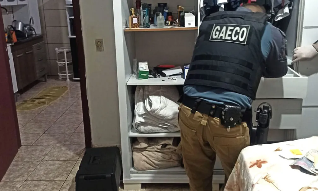 Os mandados de busca e apreensão foram cumpridos em Dionísio Cerqueira e Barracão. Na oportunidade os policiais apreenderam R$ 24 mil que estavam com o empresário