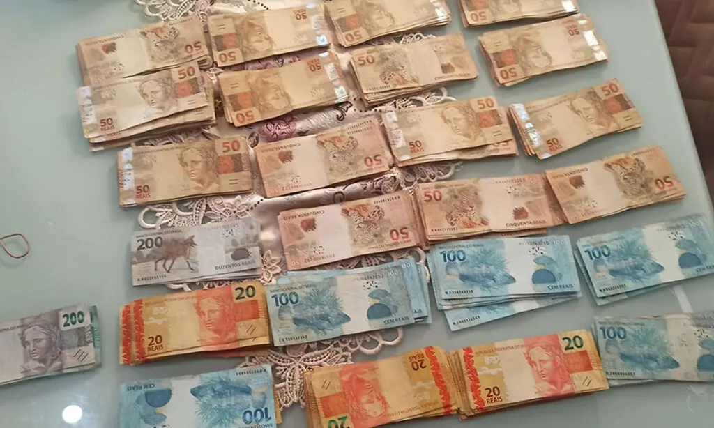 Os mandados de busca e apreensão foram cumpridos em Dionísio Cerqueira e Barracão. Na oportunidade os policiais apreenderam R$ 24 mil que estavam com o empresário