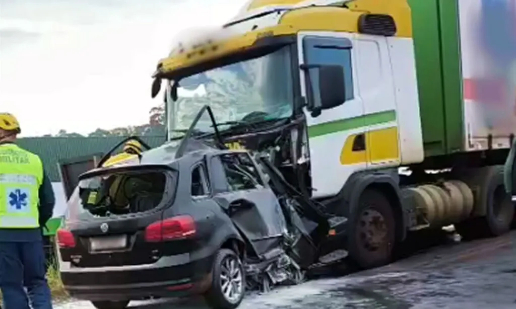 Motorista morre em colisão frontal entre carro e caminhão na BR-282
