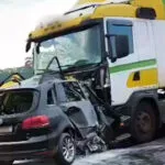 Motorista morre em colisão frontal entre carro e caminhão na BR-282