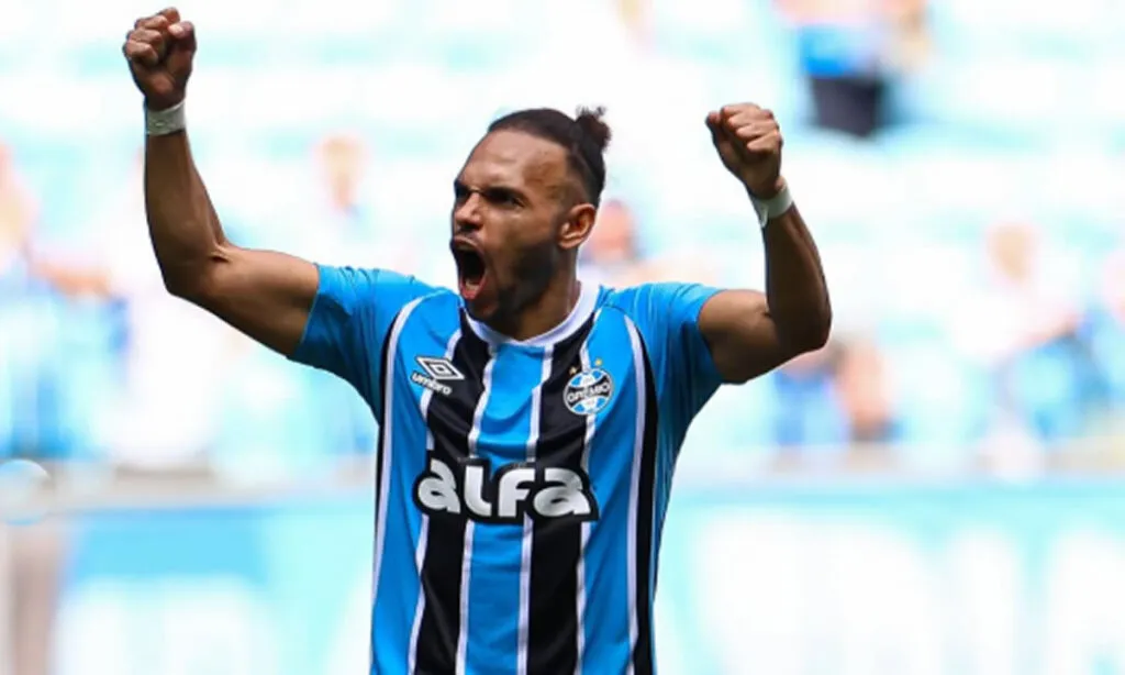 Braithwaite, de pênalti, marcou o único gol da partida. O resultado tirou o Grêmio da zona de rebaixamento do Brasileirão